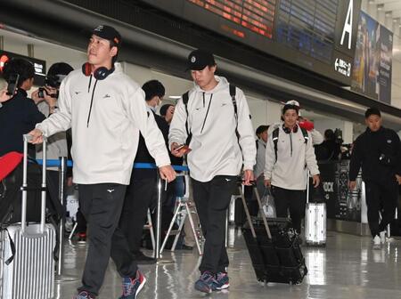 帰国した隅田（左）ら野球日本代表侍ジャパンの選手団（撮影・持木克友）