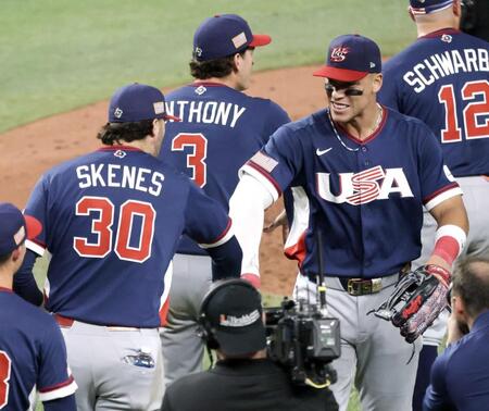 　決勝進出を決め、スキーンズ（左）と喜ぶジャッジ