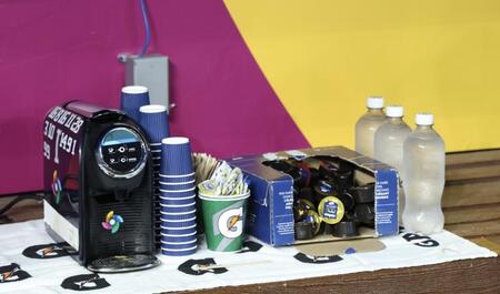 イタリアベンチに置かれたエスプレッソマシーン