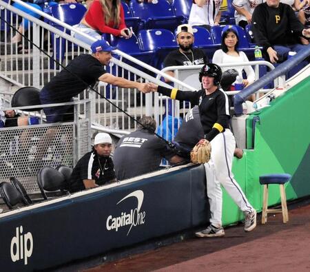 　ライナーを鮮やかにキャッチしファンにボールを渡すボールボーイ（撮影・伊藤笙子）