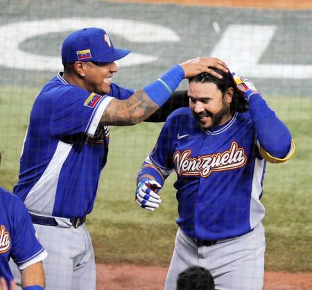 　四回、反撃のソロを放ちベンチ前で祝福されるスアレス（撮影・伊藤笙子）