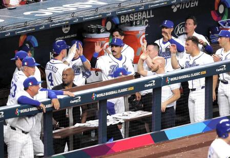 　先制点で沸き返るイタリアベンチ（撮影・伊藤笙子）