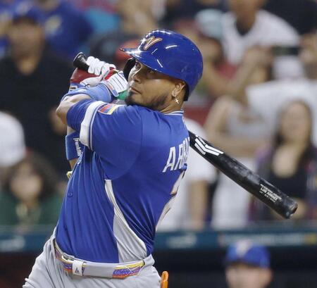 　イタリア戦の７回、適時打を放つベネズエラのアラエス