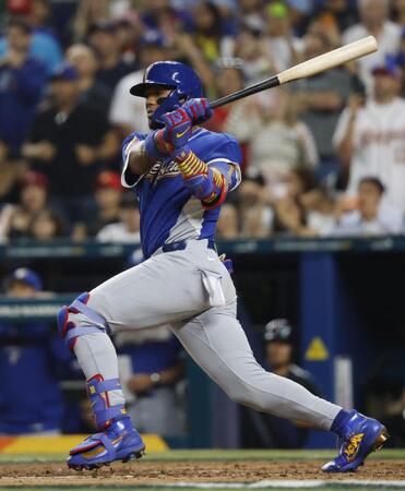 　イタリア戦の７回、同点の適時内野安打を放つベネズエラのアクーニャ