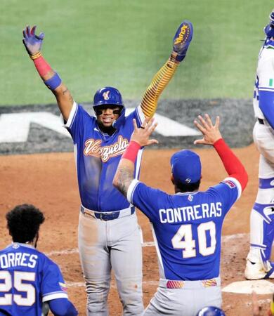 　アラエズの適時打で生還し、両手を広げるアクーニャ（撮影・伊藤笙子）