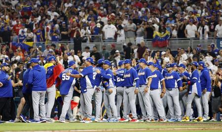 　イタリアに勝利して決勝進出を決め、タッチを交わすベネズエラの選手ら