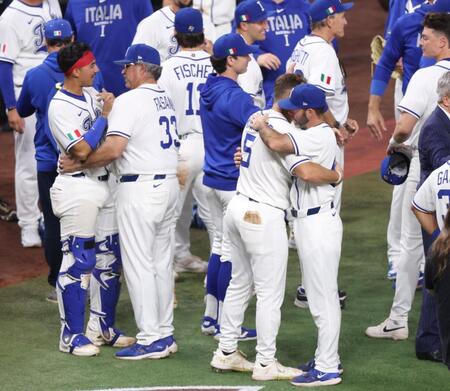 決勝進出を逃し、ハグを交わすイタリアナイン（撮影・伊藤笙子）