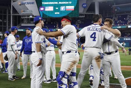 　ベネズエラに敗れ、健闘をたたえ合うイタリアの選手たち