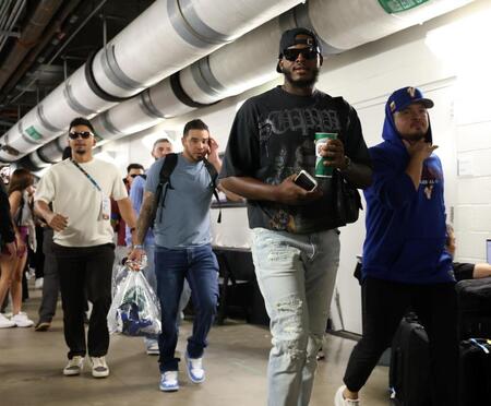 ラテン音楽の中、引き上げるベネズエラナイン（撮影・伊藤笙子）