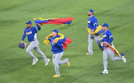 決勝進出を決め、ブルペンから走り出すベネズエラナイン（撮影・伊藤笙子）