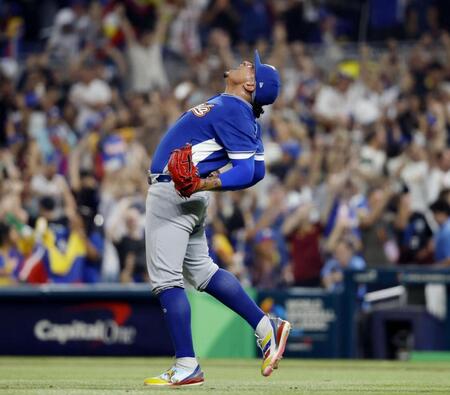 　イタリア戦の９回に登板して試合を締め、喜ぶベネズエラのパレンシア