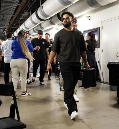 爆音を流すスピーカーを手に球場を後にするベネズエラナイン（撮影・伊藤笙子）