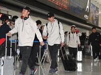 帰国した隅田（左）ら野球日本代表侍ジャパンの選手団（撮影・持木克友）