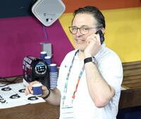 ベンチでエスプレッソを飲むイタリアの関係者＝１６日