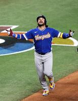 　四回、反撃のソロを放ち天を見上げるスアレス（撮影・伊藤笙子）