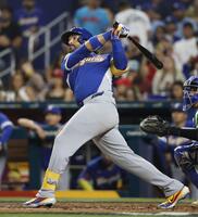 　イタリア戦の４回、ベネズエラのＥ・スアレスが本塁打を放つ