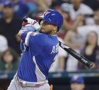 　イタリア戦の７回、適時打を放つベネズエラのアラエス