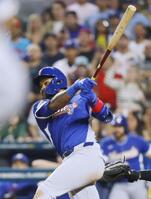 　イタリア戦の７回、勝ち越し打を放つベネズエラのガルシア