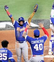 　アラエズの適時打で生還し、両手を広げるアクーニャ（撮影・伊藤笙子）