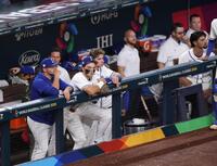 逆転負けで決勝進出を逃し、ぼう然とするイタリアナイン（撮影・伊藤笙子）