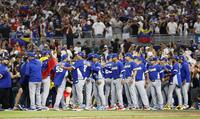 　イタリアに勝利して決勝進出を決め、タッチを交わすベネズエラの選手ら
