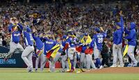 　イタリアに勝利して決勝進出を決め、喜ぶベネズエラの選手ら