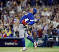 　イタリア戦の９回に登板して試合を締め、喜ぶベネズエラのパレンシア