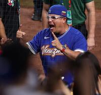 決勝進出を決め、喜ぶベネズエラ・オマール・ロペス監督（撮影・伊藤笙子）