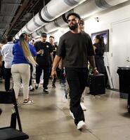 爆音を流すスピーカーを手に球場を後にするベネズエラナイン（撮影・伊藤笙子）