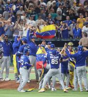 イタリアに勝利して決勝進出を決め、喜ぶベネズエラの選手ら