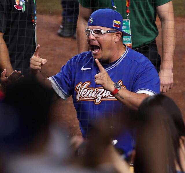 決勝進出を決め、喜ぶベネズエラ・オマール・ロペス監督（撮影・伊藤笙子）