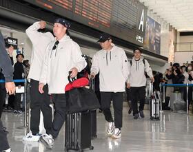 　帰国した井端監督。左は牧（撮影・持木克友）