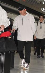 帰国した井端監督（撮影・持木克友）