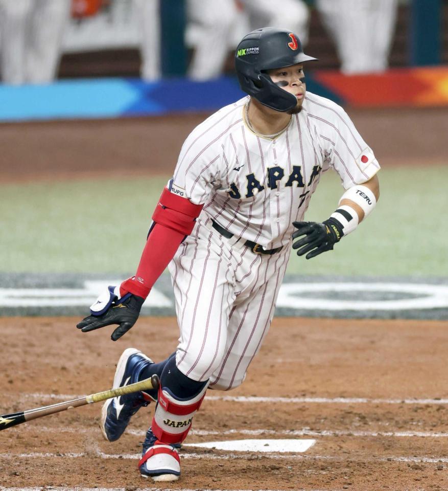 　３回、適時二塁打を放つ佐藤輝