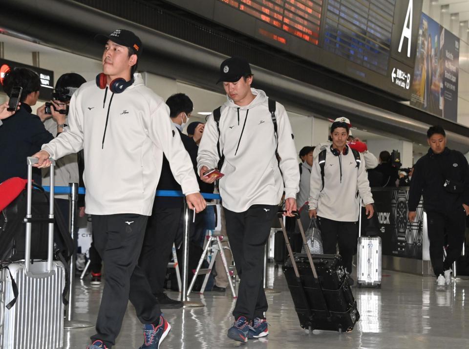 帰国した隅田（左）ら野球日本代表侍ジャパンの選手団（撮影・持木克友）