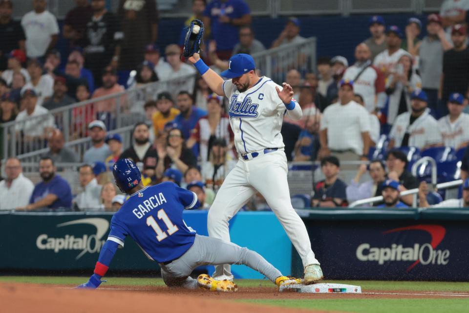 １回、イタリア代表が鮮やかな併殺を奪う（写真提供・ロイター／アフロ）