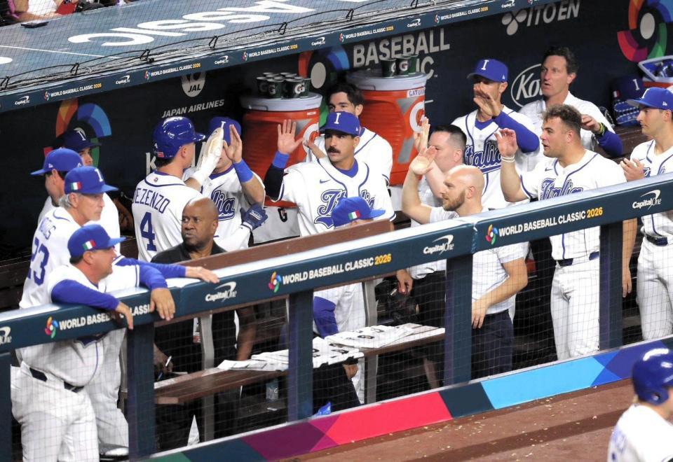 　先制点で沸き返るイタリアベンチ（撮影・伊藤笙子）