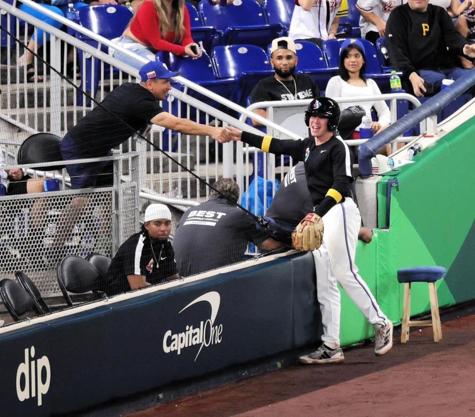 　ライナーを鮮やかにキャッチしファンにボールを渡すボールボーイ（撮影・伊藤笙子）