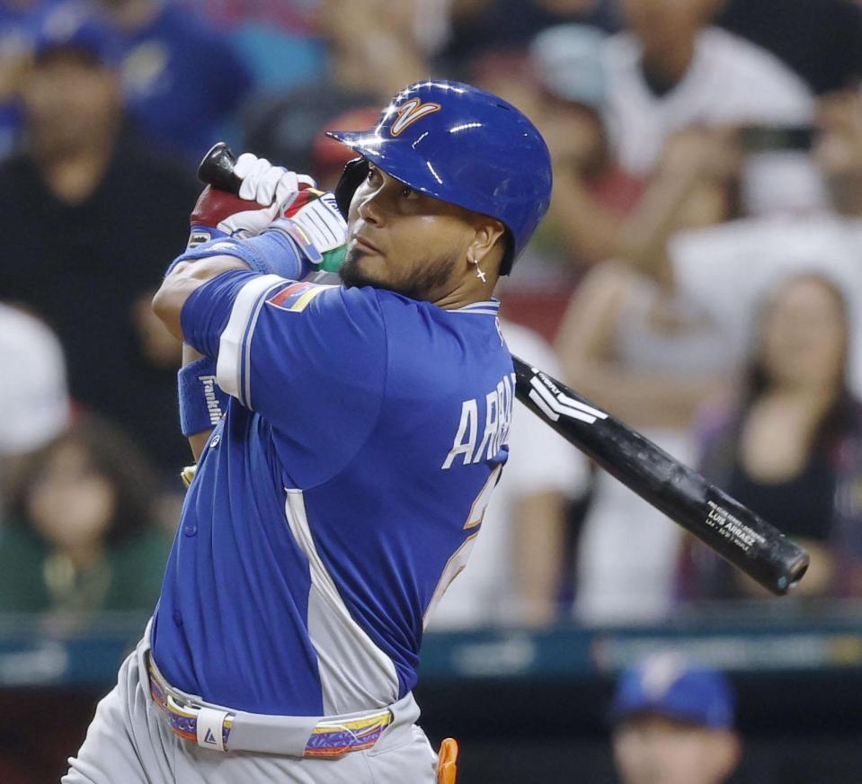 　イタリア戦の７回、適時打を放つベネズエラのアラエス