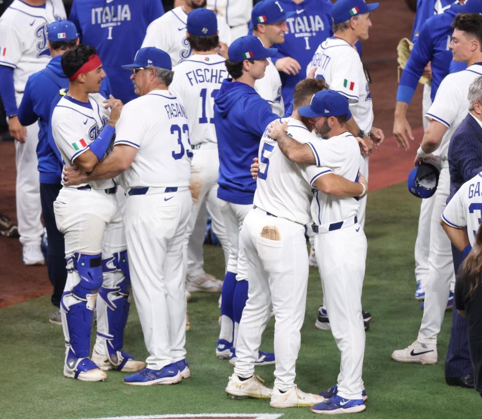 決勝進出を逃し、ハグを交わすイタリアナイン（撮影・伊藤笙子）