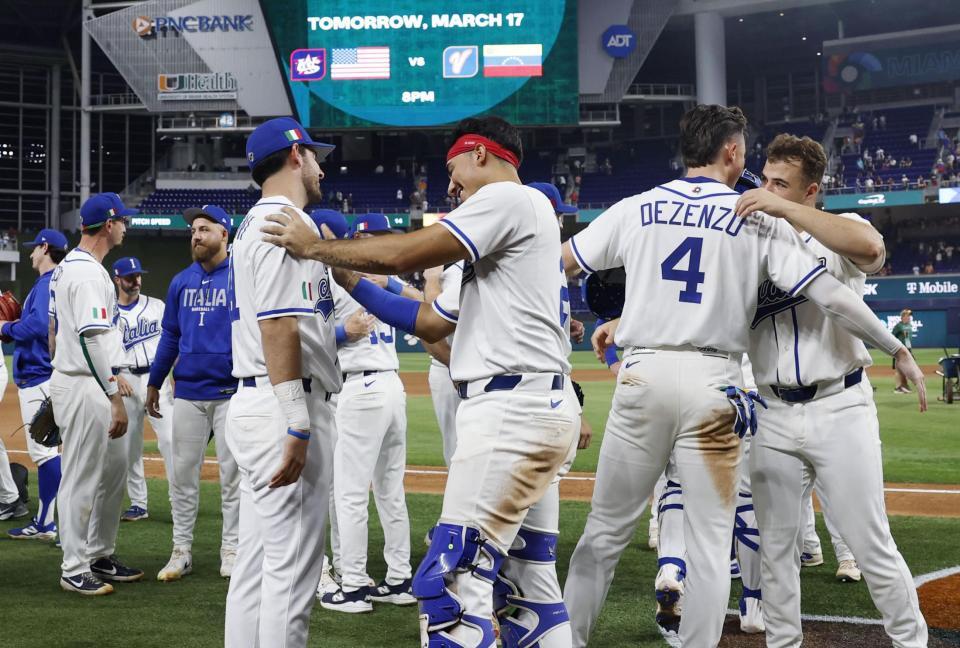 　ベネズエラに敗れ、健闘をたたえ合うイタリアの選手たち