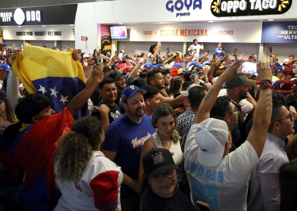 決勝進出を決め、コンコースで盛り上がるベネズエラファン（撮影・伊藤笙子）
