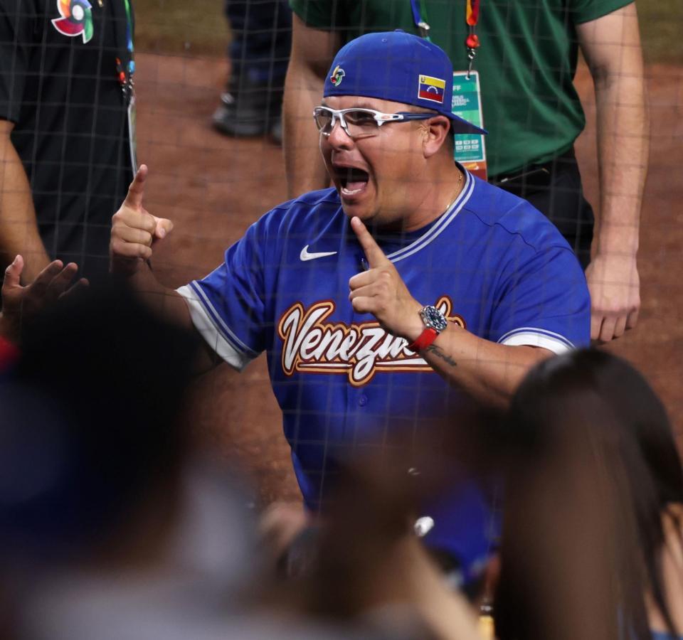 決勝進出を決め、喜ぶベネズエラ・オマール・ロペス監督（撮影・伊藤笙子）