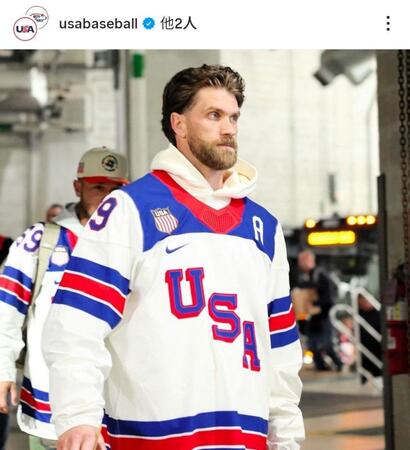 球場入りするハーパー。米国代表の公式インスタグラム（ｕｓａｂａｓｅｂａｌｌ）より