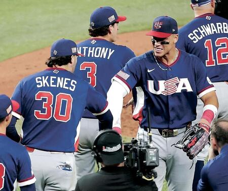 　決勝進出を決め、スキーンズ（左）と喜ぶジャッジ（撮影・伊藤笙子）