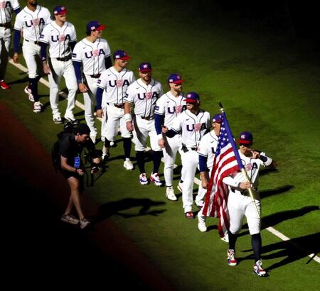 　ジャッジを先頭に入場する米国ナイン（撮影・伊藤笙子）