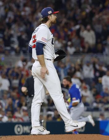 　５回、ベネズエラのアブレイユ（奥）に本塁打を打たれた米国のマクリーン＝マイアミ（共同）