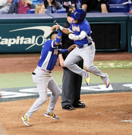 九回、ベネズエラの二走サノハ（右）は勝ち越しの生還後、飛び跳ねて喜ぶ（撮影・伊藤笙子）