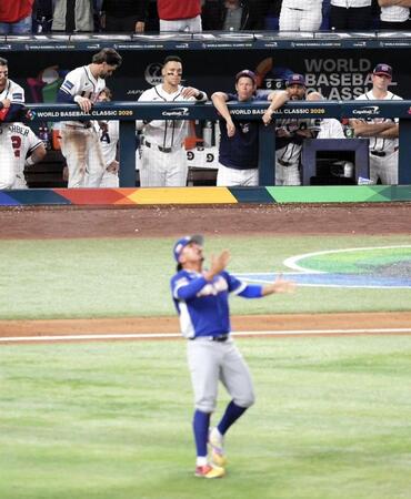 決勝で敗れ、ベンチで呆然とするジャッジ、カーショー（左から３、４番目）＝撮影・伊藤笙子