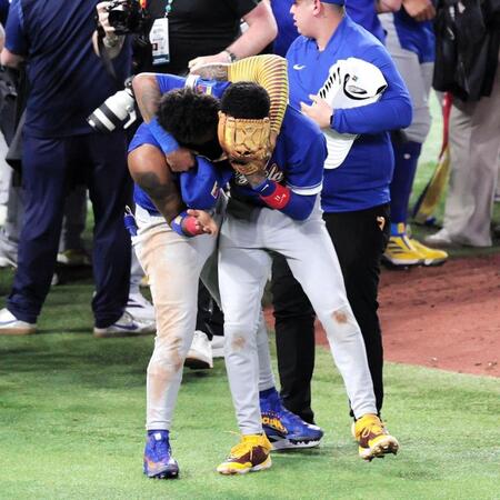 　顔を隠しながら抱き合うガルシアとアクーニャ（撮影・伊藤笙子）